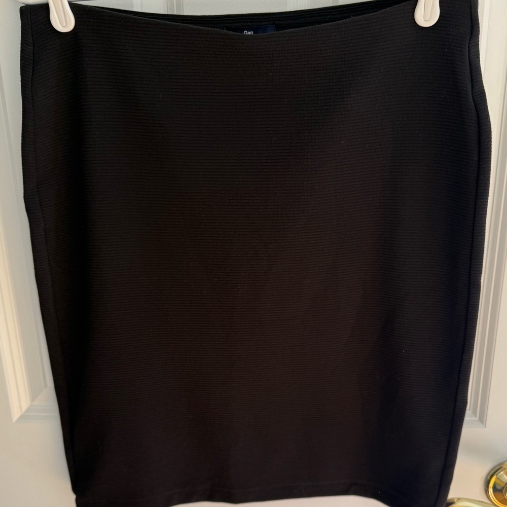 GAP Black Midi Pencil Skirt – Size M